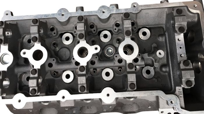 Головка блока цилиндров (ГБЦ) ПРАВАЯ 2,7л. EER