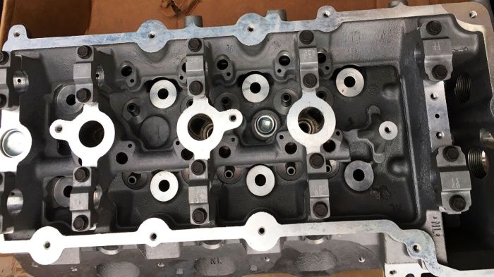 Головка блока цилиндров (ГБЦ) ЛЕВАЯ 2,7л. EER