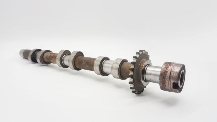 Вал распредвальный ВЫПУСКНОЙ ЛЕВЫЙ 2,7л. EER