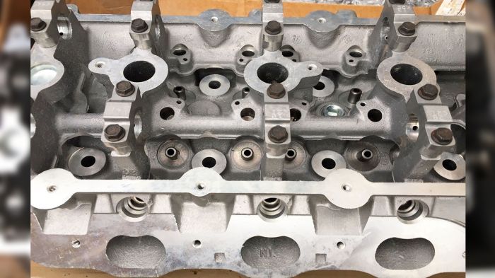 Головка блока цилиндров (ГБЦ) ПРАВАЯ 2,7л. EER